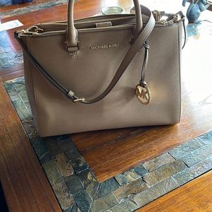 Gorgeous Michael Kors Sutton LG satchel purse perfect
